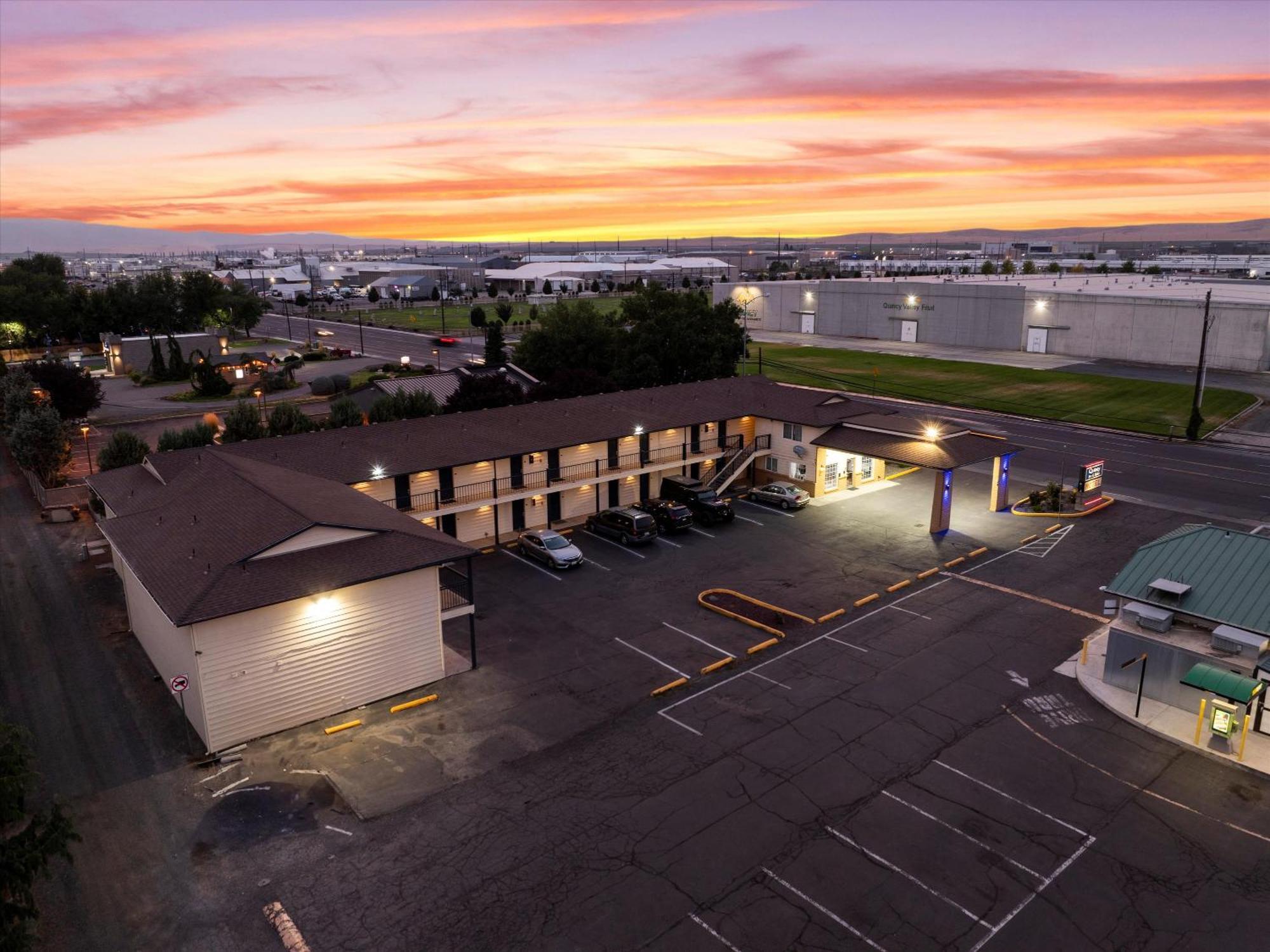 Quincy Inn And Suites Eksteriør billede